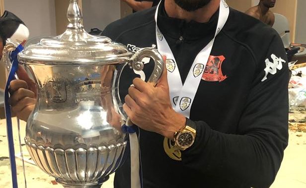 Felicitar a Carlos Cuellar por su trayectoria deportiva